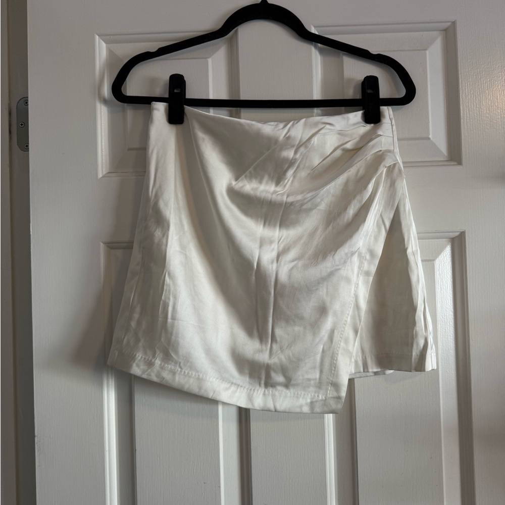 Abercrombie Satin Draped Mini Skort | Medium | Ivory - Picture 2 of 4